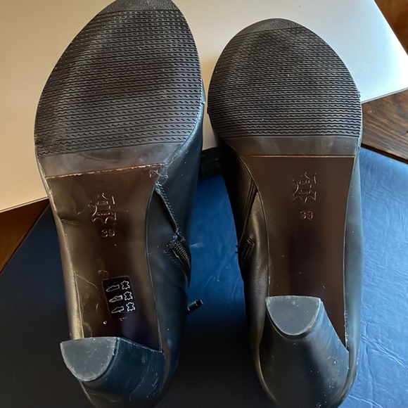 Carlo Pazolini black leather bootie. Size 9 - Picture 5 of 6